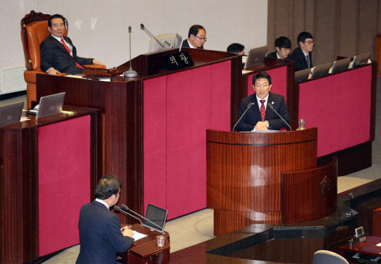 대정부 질문하는 권성동 의원  7일 오전 국회 본회의장에서 열린 본회의에서 자유한국당 권성동 의원이 대정부 질문을 하고 있다. 2018.2.7